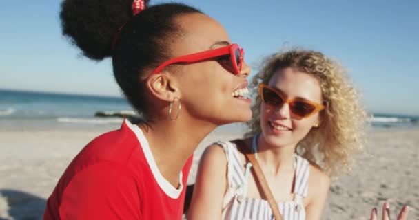 Video Van Gelukkig Vrouwelijke Vrienden Hebben Plezier Het Strand — Stockvideo