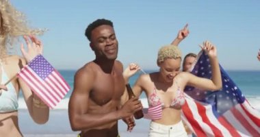 Sahilde dans eden, bira içen ve Amerikan bayraklarını sallayan çok ırklı genç yetişkin arkadaşlarından oluşan çok ırklı bir grubun yakını. Genç arkadaşlar birlikte 4k plajda yaz eğlencesi