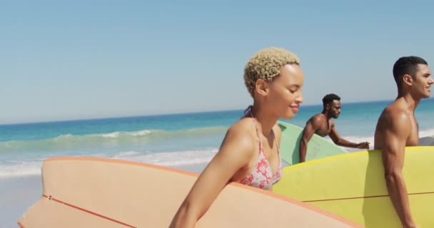 Nahaufnahme Einer Multiethnischen Gruppe Junger Erwachsener Freunde Die Mit Surfbrettern — Stockvideo