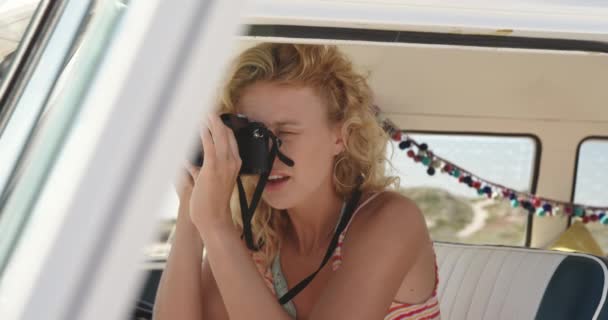 Закрыть Вид Сбоку Через Окно Белой Женщины Сидящей Фургоне Кемпере — стоковое видео
