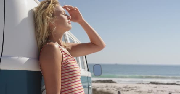 Зблизька Бачите Кавказька Жінка Відпочиває Притулившись Фургона Пляжі Літня Подорож — стокове відео