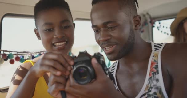 一对年轻的非洲裔美国人夫妇靠在一起 看着摄像机 彼此交谈 面带微笑 和他们的朋友坐在一辆野营车里 视频4K — 图库视频影像