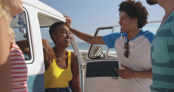 Bir Plajda Bir Kamp Minibüsünün Açık Kapısının Yanında Duran Konuşup — Stok video
