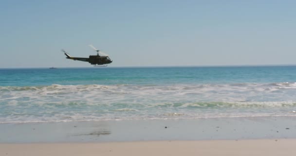 Tracciamento Elicottero Che Vola Basso Sopra Mare Una Spiaggia — Video Stock