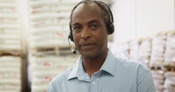 Retrato Cerca Trabajador Almacén Afroamericano Mediana Edad Con Auricular Mirando — Vídeo de stock