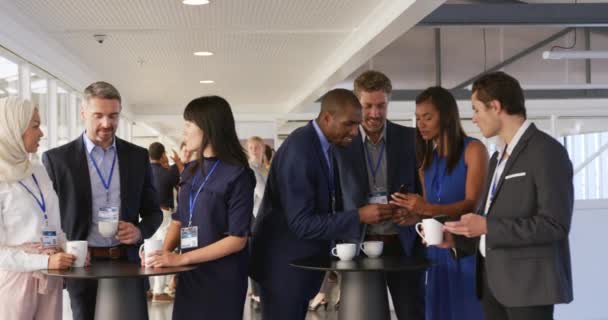 Vista Frontal Grupo Diverso Delegados Negocios Hablando Tomando Café Durante — Vídeo de stock