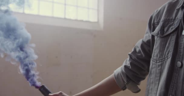 Retrato Joven Mestizo Cadera Una Joven Caucásica Cadera Almacén Vacío — Vídeos de Stock