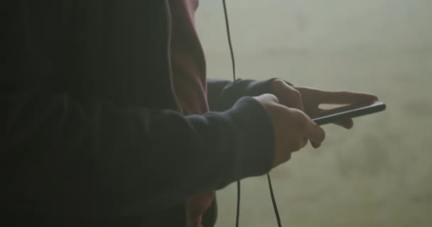 Vista Lateral Cerca Joven Mestizo Moda Almacén Vacío Escuchando Música — Vídeo de stock