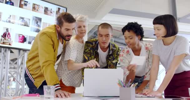Фронтальный Вид Группу Разнообразных Творческих Профессионалов Работающих Ноутбуком Современном Офисе — стоковое видео