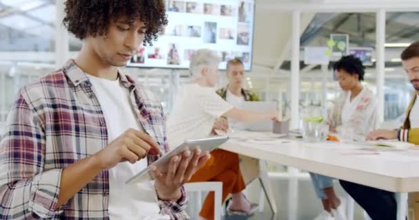 Vista Lateral Perto Jovem Mestiço Mestiço Profissional Criativo Usando Tablet — Vídeo de Stock