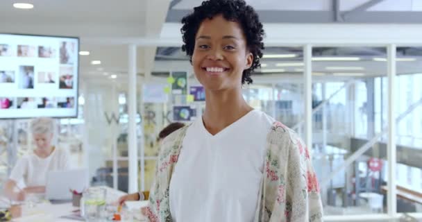 Portrét Zblízka Mladé Smíšené Rasy Žena Tvůrčí Úsměv Kameru Moderním — Stock video