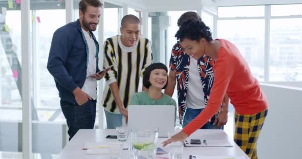 Vista Frontal Cerca Grupo Diversos Jóvenes Profesionales Creativos Pie Alrededor — Vídeo de stock