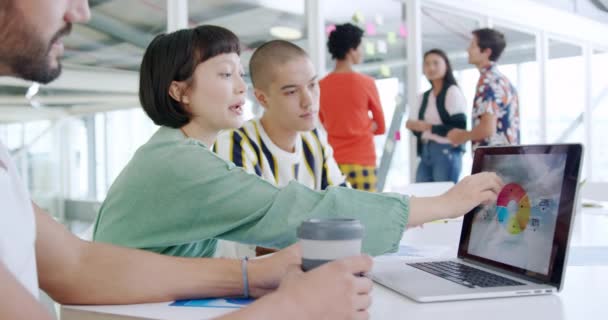 Vista Laterale Vicino Gruppo Diversi Giovani Professionisti Creativi Seduti Intorno — Video Stock