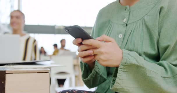 Vista Lateral Cmid Sección Una Mujer Joven Demandando Teléfono Inteligente — Vídeos de Stock