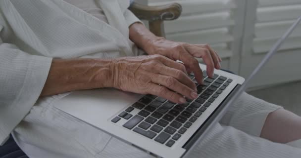 Widok Boku Połowie Starszy Kaukaski Kobieta Siedzi Krześle Pomocą Laptopa — Wideo stockowe