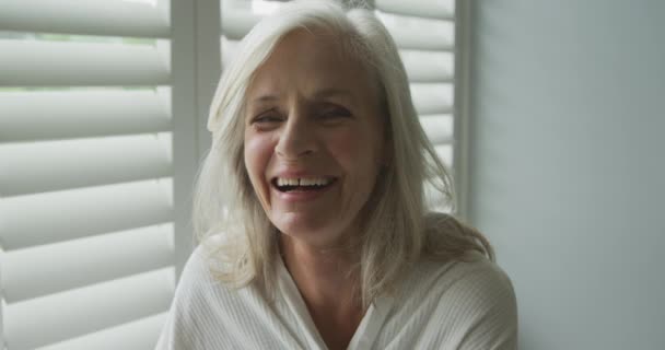 Retrato Una Mujer Caucásica Mayor Sonriendo Cámara — Vídeo de stock