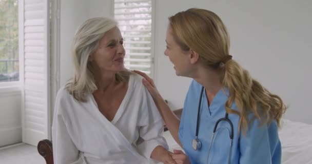病院で先輩白人女性と若い白人女性医師のサイドビュークローズアップ — ストック動画
