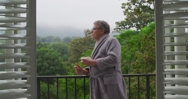 Vista Frontale Uomo Caucasico Anziano Premuroso Che Beve Caffè Balcone — Video Stock