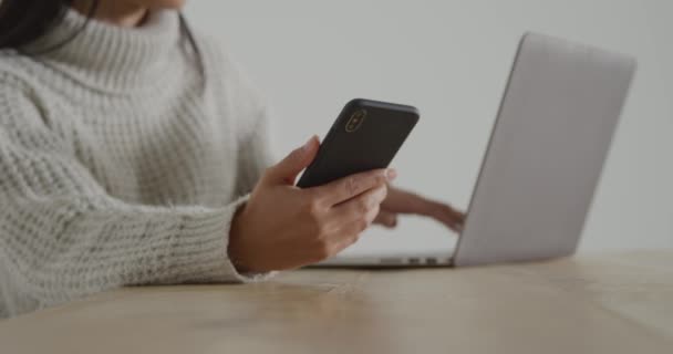 Vista Lateral Sección Media Una Joven Sentada Una Mesa Usando — Vídeo de stock