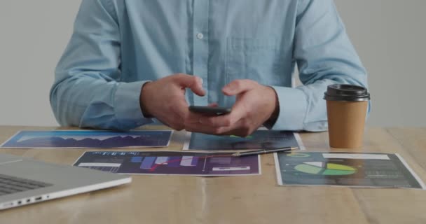 Bir Akıllı Telefon Kullanarak Bir Masada Oturan Genç Bir Kafkas — Stok video