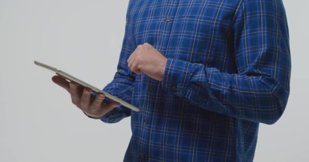 Side View Mid Section Young Caucasian Man Standing Using Tablet — Stock Video