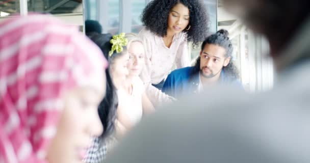 Par Dessus Épaule Groupe Jeunes Professionnels Création Multiethnique Travaillant Ensemble — Video