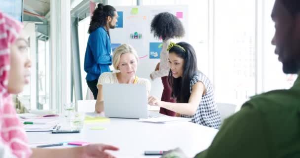 Vista Frontale Gruppo Giovani Professionisti Creativi Multietnici Che Lavorano Insieme — Video Stock