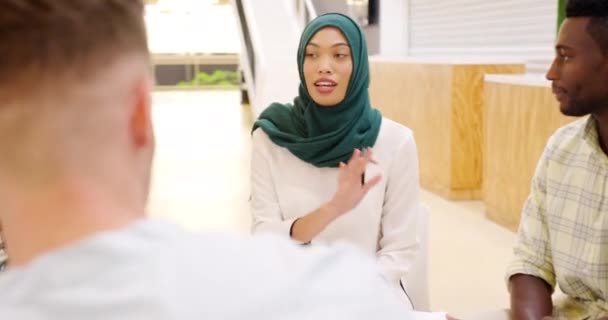 Sobre Visão Ombro Uma Jovem Asiática Vestindo Hijab Conversando Com — Vídeo de Stock