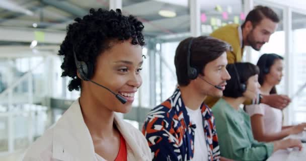 Seitenansicht Einer Gruppe Junger Multiethnischer Callcenter Mitarbeiter Mit Headsets Und — Stockvideo