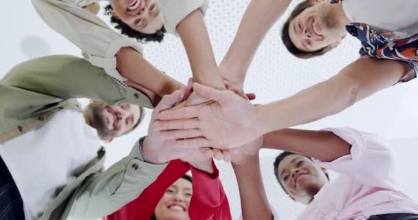 Low Winkelnahaufnahme Eines Teams Junger Multiethnischer Kreativer Die Kreis Stehen — Stockvideo