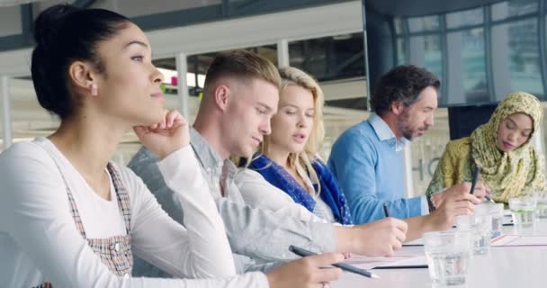 Nahaufnahme Einer Gruppe Unterschiedlicher Kreativer Die Bei Einem Meeting Einem — Stockvideo