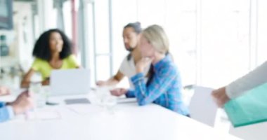 Melez, genç bir kadın yaratıcının modern bir ofiste çeşitli yaratıcı profesyonellerle bir araya gelişinin yan görüntüsü.