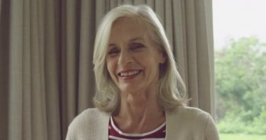 Üst düzey bir Kafkas kadının kameraya gülümseyen portresi