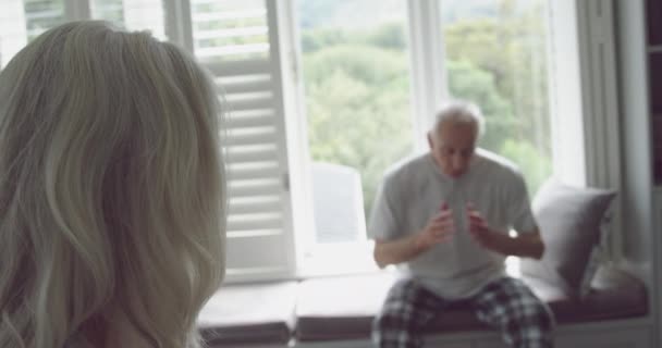 Vista Lateral Cerca Hombre Una Mujer Caucásicos Mayores Apoyando Sus — Vídeo de stock