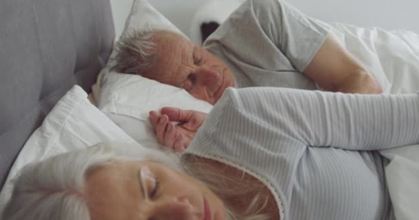 Nahaufnahme Einer Älteren Kaukasischen Frau Und Eines Mannes Bett Die — Stockvideo