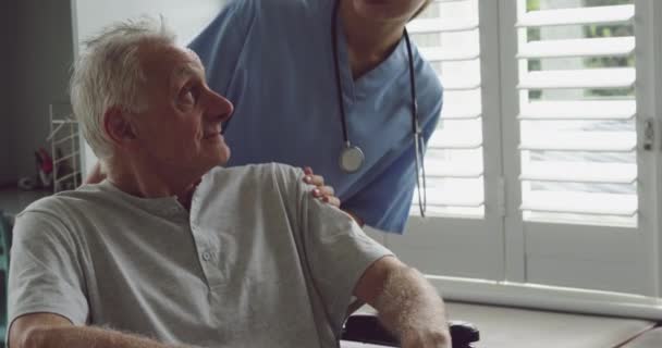 車椅子の白人男性と病院の若い白人女性医師の正面図クローズアップ — ストック動画