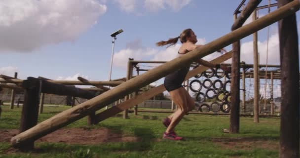 Seitenansicht Einer Jungen Kaukasischen Frau Die Während Eines Bootcamp Trainings — Stockvideo