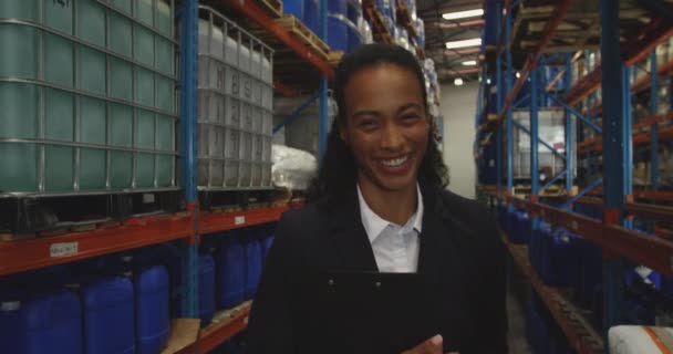 Retrato Una Joven Gerente Almacén Mestiza Sosteniendo Portapapeles Sonriendo Cámara — Vídeos de Stock