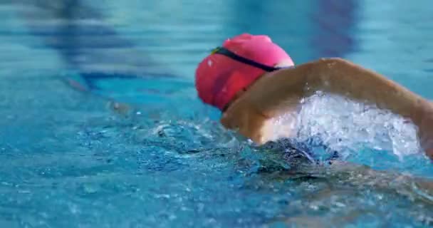 Vue Arrière Une Jeune Nageuse Caucasienne Entraînant Dans Une Piscine — Video