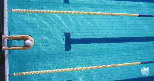 Εναέρια Θέα Ενός Νεαρού Καυκάσιου Άντρα Κολυμβητή Μια Πισίνα Πιέζοντας — Αρχείο Βίντεο