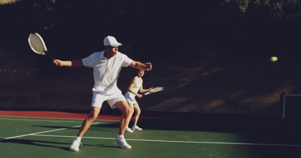 Pohled Mladou Kavkazskou Ženu Mladého Kavkazského Muže Který Hraje Tenis — Stock video