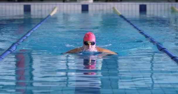 Vista Frontale Una Giovane Nuotatrice Caucasica Piscina Rana — Video Stock