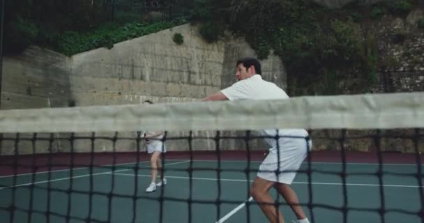 Pohled Mladou Kavkazskou Ženu Mladého Kavkazského Muže Hrající Tenis Hřišti — Stock video