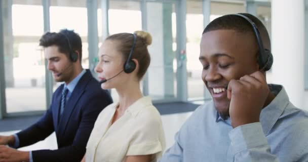 Vooraanzicht Van Een Jonge Afro Amerikaanse Zakenman Die Een Telefoonheadset — Stockvideo