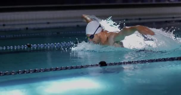 Vista Lateral Jovem Nadador Caucasiano Treinando Uma Piscina Borboleta — Vídeo de Stock