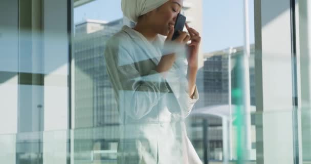 Side View Närbild Leende Ung Blandad Ras Affärskvinna Klädd Hijab — Stockvideo