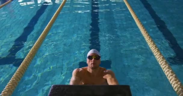 Vista Frontal Joven Nadador Caucásico Entrenando Una Piscina Empujando Pared — Vídeo de stock