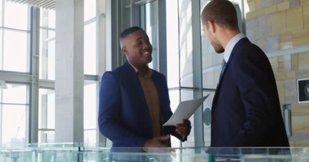 Vista Frontal Joven Empresario Afroamericano Joven Empresario Caucásico Estrechando Mano — Vídeos de Stock