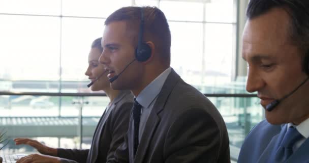 Vista Lateral Joven Hombre Negocios Caucásico Hablando Con Auriculares Telefónicos — Vídeo de stock