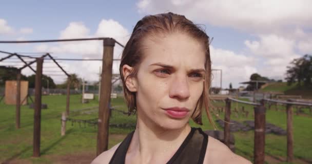 Retrato Close Uma Jovem Caucasiana Olhando Para Câmera Ginásio Livre — Vídeo de Stock